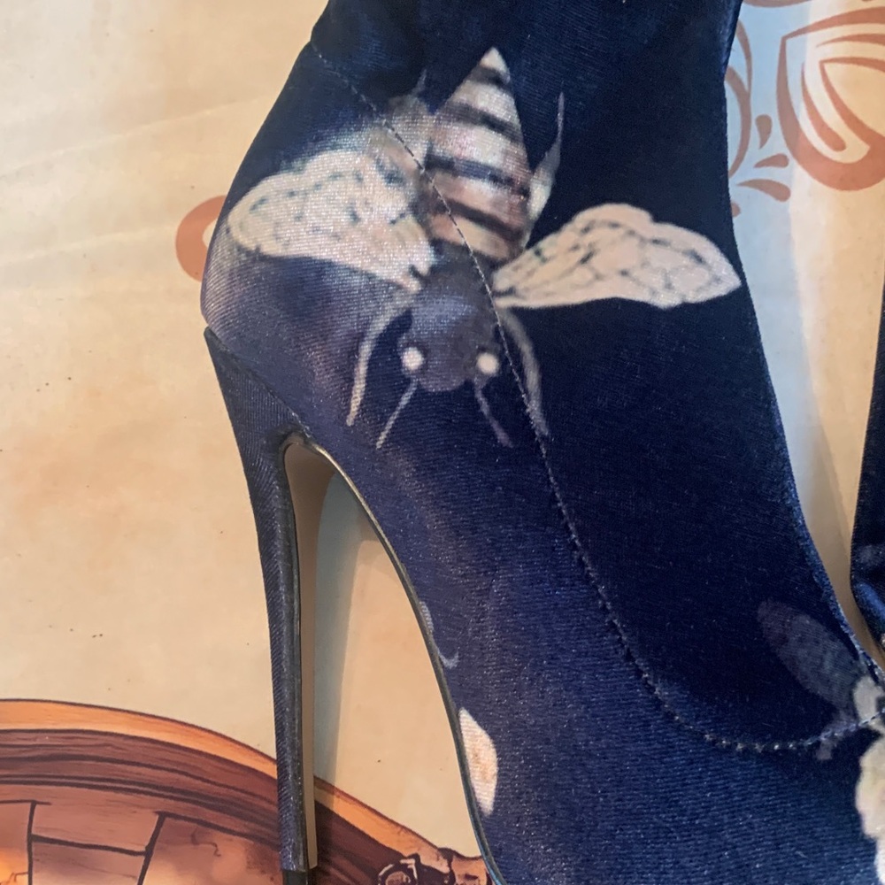 Elegant Navy Bee pattern Thigh High Heeled Boots - Picture 2 of 5